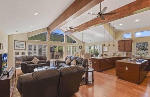 Mountain View Estates House | Mule Meadows | Classy, Split level South Tahoe home!