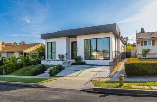 McLaughlin House | New Lavish Elegant 3BR Home in Mar Vista, Pet Friendly! 10min to Venice Beach!