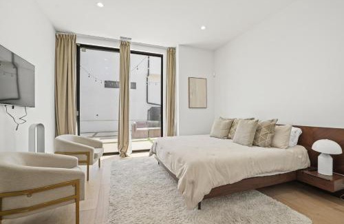 McLaughlin House | New Lavish Elegant 3BR Home in Mar Vista, Pet Friendly! 10min to Venice Beach!