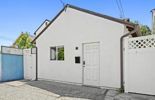 Clarkdale House | New Modern Cozy Guest House, Parking, Pet Friendly in Mar Vista!