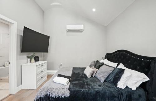 Clarkdale House | New Modern Cozy Guest House, Parking, Pet Friendly in Mar Vista!