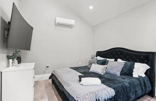 Clarkdale House | New Modern Cozy Guest House, Parking, Pet Friendly in Mar Vista!