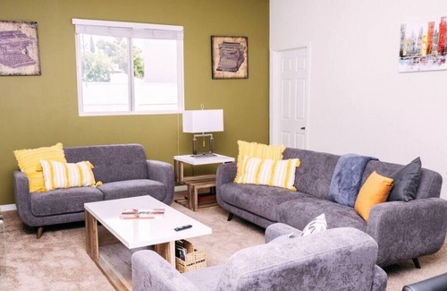 NoHo Arts District House | NEWLY RENOVATED BEAUTIFUL 2-BEDROOM HOME WITH EVERYTHING! (p43)