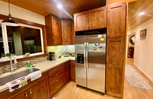 Chamberlands Cabin | Newly Renovated Family Lake House, Private Beach!