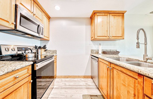 Balboa Peninsula House | Newport Beach condo with oceanfront patio in ideal location