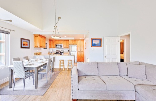 Balboa Peninsula House | Newport condo on the boardwalk with oceanfront balcony & views