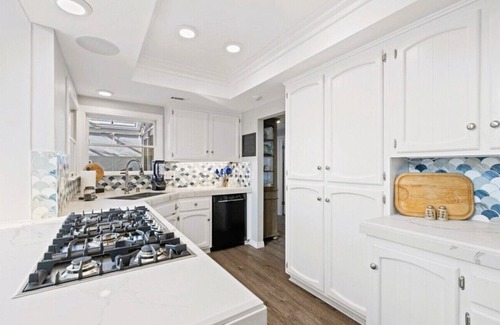 Belmont Shore House | nRare beach find-Steps from Sand, 2 car gar, 3/2+loft, Ocean Views, Hot Tub, AC
