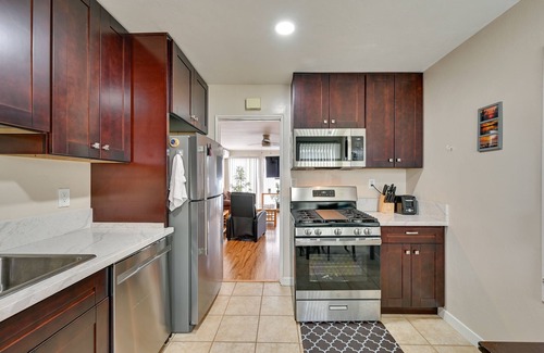 Pacific Beach Apartment | Pacific Beach Apartment: Walk to Beach & Pier!