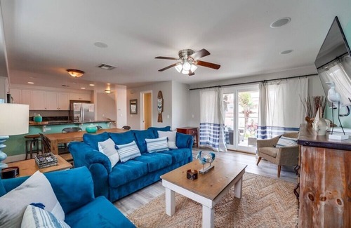 Central Mission Beach Apartment | Panoramic rooftop deck with bayside and ocean views. 3 Bedrooms, 3.5 Baths.