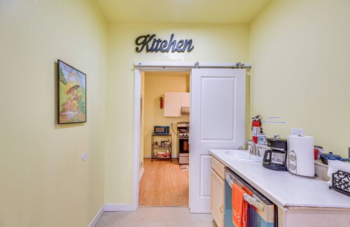 Silver Lake Apartment | Pet-Friendly Los Angeles Duplex ~ 2 Mi to Dtwn!