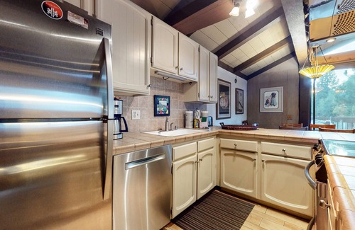 Mammoth Lakes Condo | Pet-Friendly Rustic, Gas Grill, Quiet Location, Pool & Tennis Courts On-site