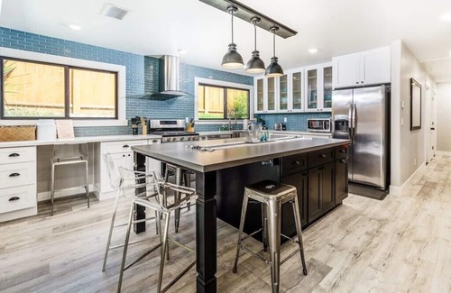 Spinnaker Hill House | Poppy Cottage with Spa, Modern Luxury