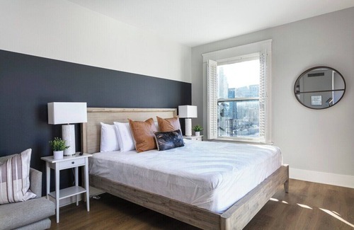 Gaslamp Quarter Hotel | Prime Location 2BR Suite | Sleeps 5 Kitchen + WiFi