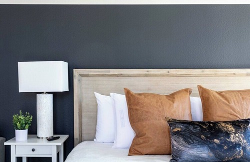 Gaslamp Quarter Hotel | Prime Location 2BR Suite | Sleeps 5 Kitchen + WiFi