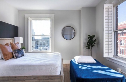 Gaslamp Quarter Hotel | Prime Location 2BR Suite | Sleeps 5 Kitchen + WiFi