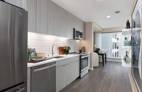 Menlo Park Condo | Prime Menlo Park 1BR – Gym, Pool & Outdoor BBQ