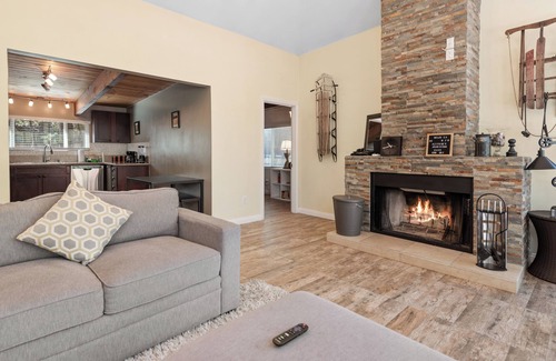Big Bear House | Redwood Elegance -Floor to ceiling windows! Couples, Smart TV, Views, Deck