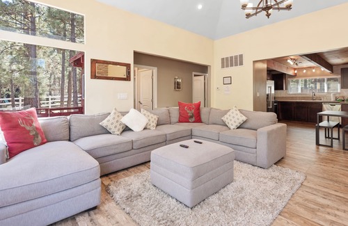 Big Bear House | Redwood Elegance -Floor to ceiling windows! Couples, Smart TV, Views, Deck
