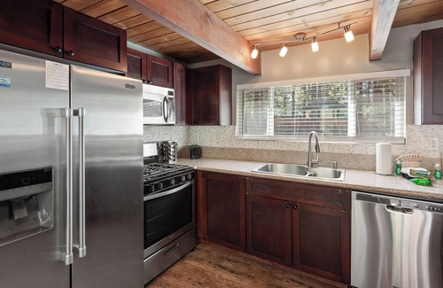 Big Bear House | Redwood Elegance -Floor to ceiling windows! Couples, Smart TV, Views, Deck