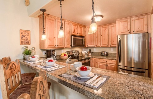 Mammoth Lakes Condo | Remodeled Beautiful Cabin, Gas Grill. Near The Village & Trails, Complex Pool