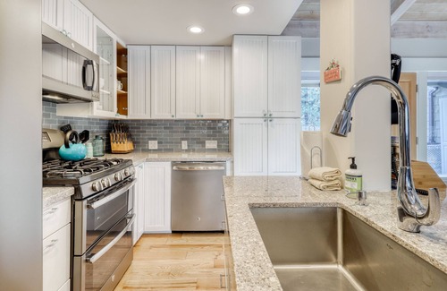 Tahoe Sierra Estates House | Remodeled family-friendly home near ski resorts & bike trails w/fireplace & deck
