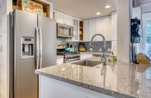 Tahoe Sierra Estates House | Remodeled family-friendly home near ski resorts & bike trails w/fireplace & deck