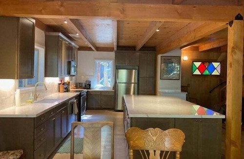 Tahoma House | Retro Home in Chamberlands - Beach Access