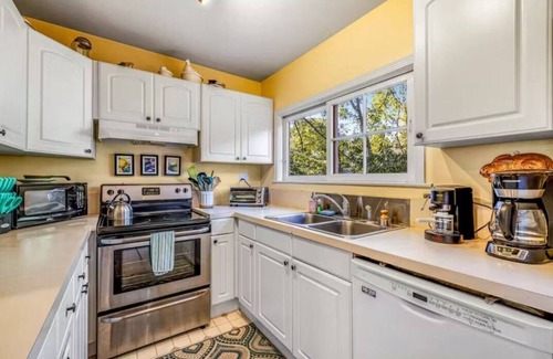 Northwood Cabin | Riverdale-t w/seasonal dock/boats, hot tub, large yard, dog-friendly!