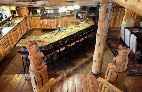 Mariposa House | Sahari Lodge- Eco Luxury Estate on 62ac, Gorgeous Pool&Spa, MTN Views, Yosemite