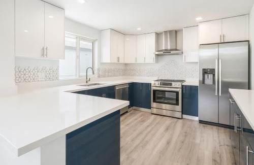 Sunset Park House | Santa Monica Entertainment House - Hot Tub, Billiards, BBQ & Projector