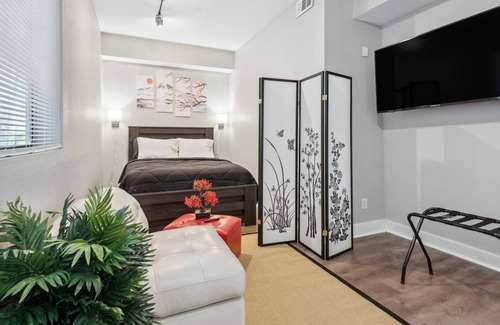 East Village Condo | Shoreline Zen - 7 Day Min. - 2 Bed/1.5 Bath 1800sqft Loft - Beach