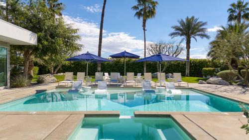 La Quinta House | Sleeps 40 3 Luxe Villas next to Empire Polo Club Putting Green Pickleball
