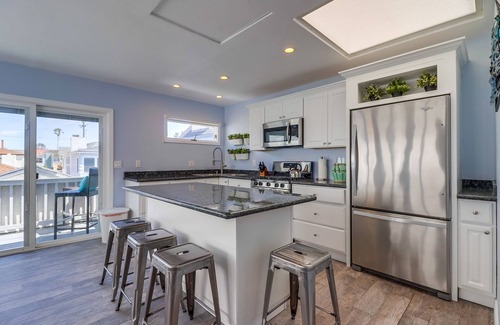 South Mission Beach Condo | South Mission Bayside Upper Unit, Newly Remodeled, Lots of Light