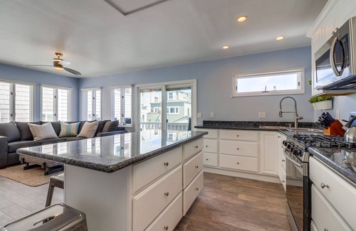 South Mission Beach Condo | South Mission Bayside Upper Unit, Newly Remodeled, Lots of Light