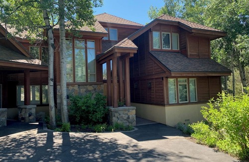Olympic Valley House | Spacious 5-bedroom house in Olympic Valley with WiFi, game room, hot tub.