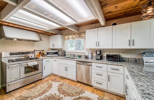 Sierra Cedars House | Spacious & contemporary cabin with W/D, billiards & lovely tree-lined views