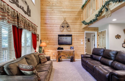 Sierra Cedars Cabin | Spacious Home w/ Epic Game Room, WiFi, Big Outdoor Deck - Near Lake & Slopes