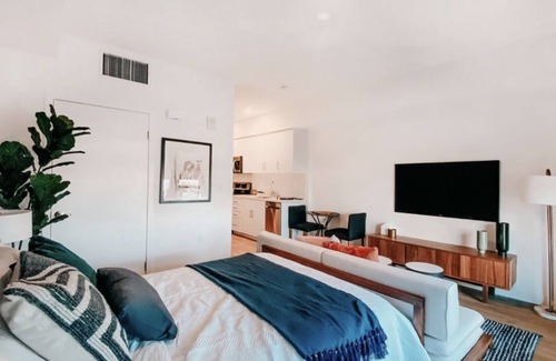 Wilshire Center Apartment | Spacious Koreatown Studio