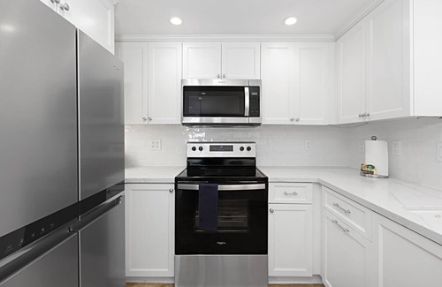 Central Mission Beach Condo | Stunning Mission Beach Oceanfront on the Boardwalk, Great Patio, Views Parking.