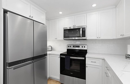 Central Mission Beach Condo | Stunning Mission Beach Oceanfront on the Boardwalk, Great Patio, Views Parking.