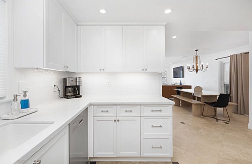 Central Mission Beach Condo | Stunning Mission Beach Oceanfront on the Boardwalk, Great Patio, Views Parking.