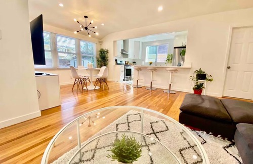 Venice House | Stunning Venice Hideaway with Private Deck & Yard! Minutes to everything!