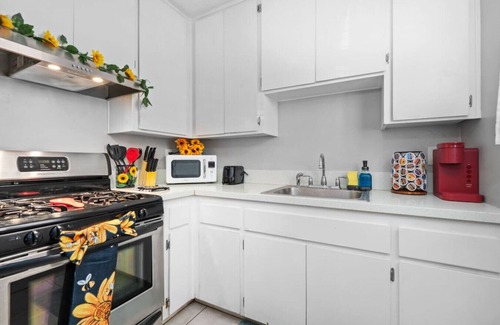 North Park Apartment | Stylish & Comfy Gem: Walk To Everything ~ Parking!
