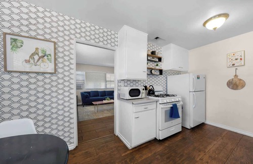 Crown Point Condo | Stylish PB Bungalow, just Blocks to the Beach