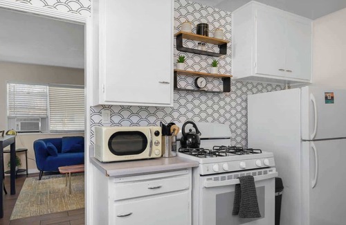 Crown Point Condo | Stylish PB Bungalow, just Blocks to the Beach