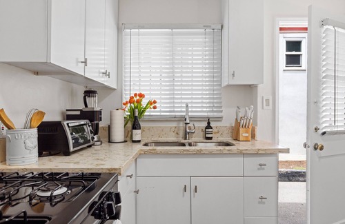 Hollywood Hills West Apartment | Stylish Sunset Stay! Steps away from Sunset Strip!
