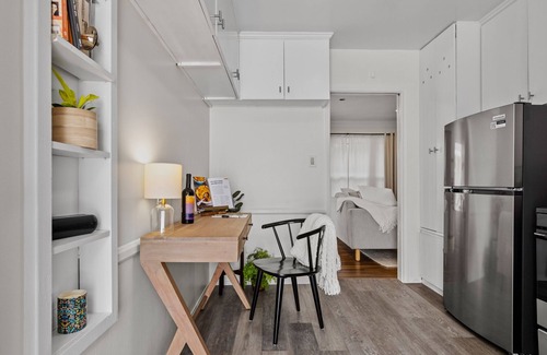 Hollywood Hills West Apartment | Stylish Sunset Stay! Steps away from Sunset Strip!
