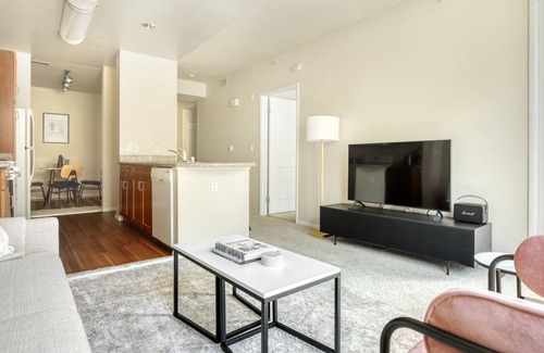 Woodland Hills Apartment | Sunny Woodland Hills 1BR w/Pool & Gym, near Warner Center, by Blueground