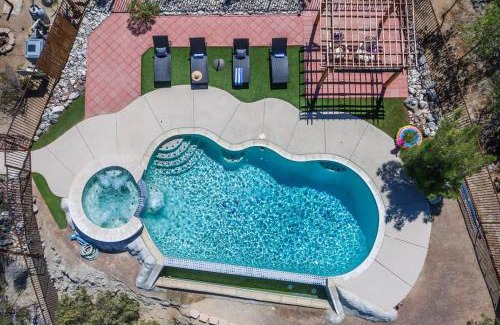 Yucca Valley House | Sunset House Joshua Tree Infinity Pool Spa Views Hiking Trail