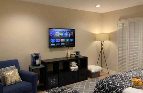 West San Jose Bed & Breakfast | Superior Deluxe Queen Room next to Santana Row